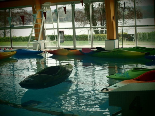  发现游泳池中的皮划艇 